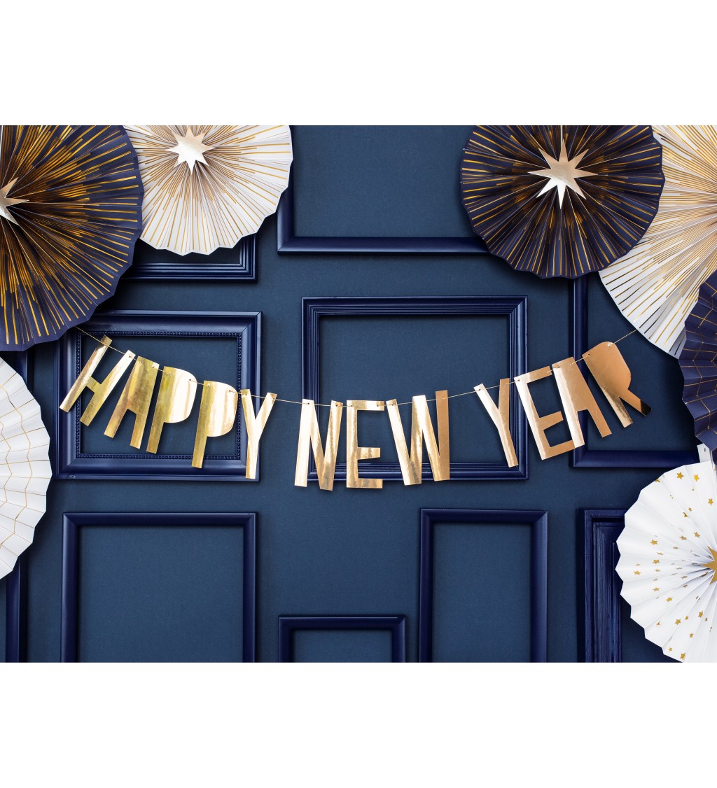 Girlanda se zlatým nápisem Happy New Year