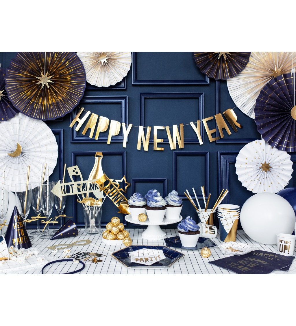 Girlanda se zlatým nápisem Happy New Year