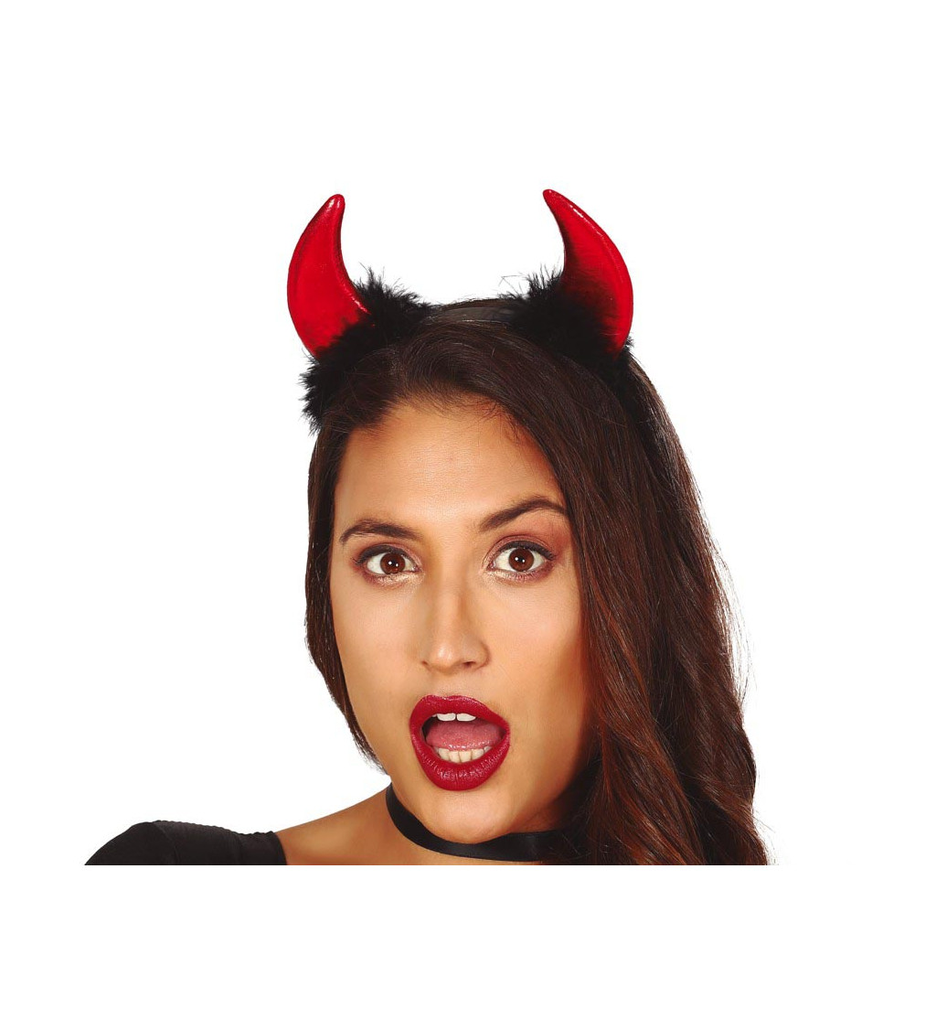 Červené démonické rohy