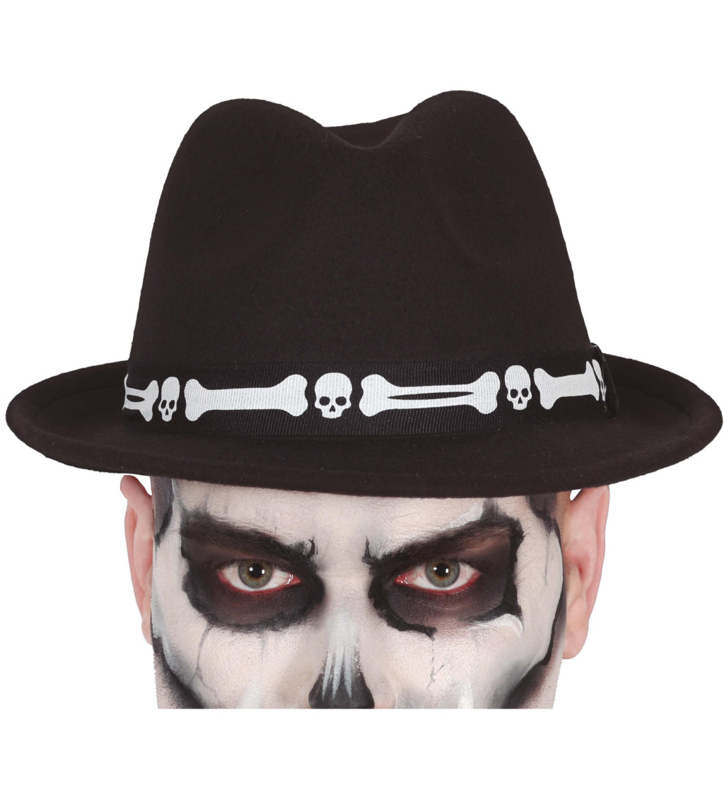 Černý klobouk s kostmi