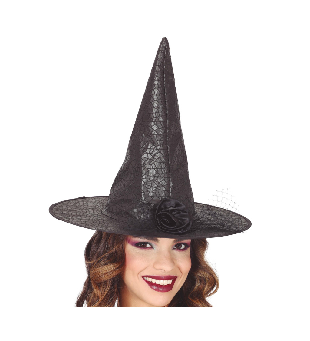 Černý špičatý klobouk