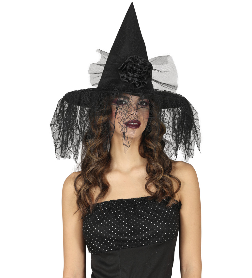 Špičatý klobouk s jemným závojem