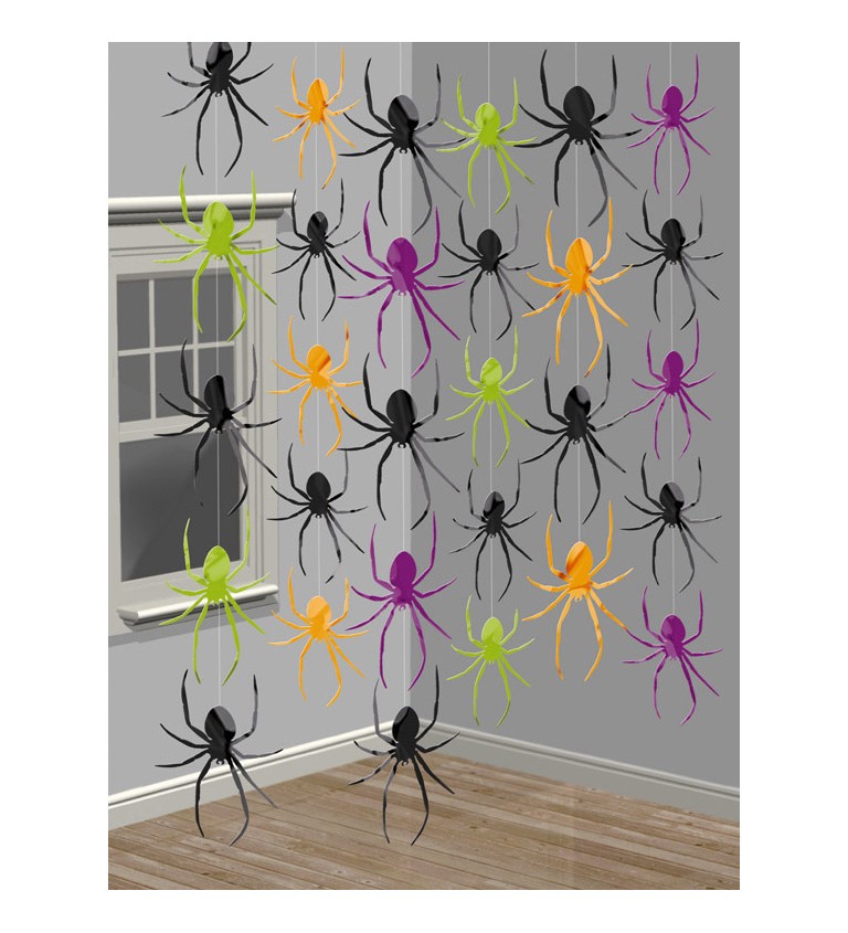 Závěsné dekorace v řadě - pavouci