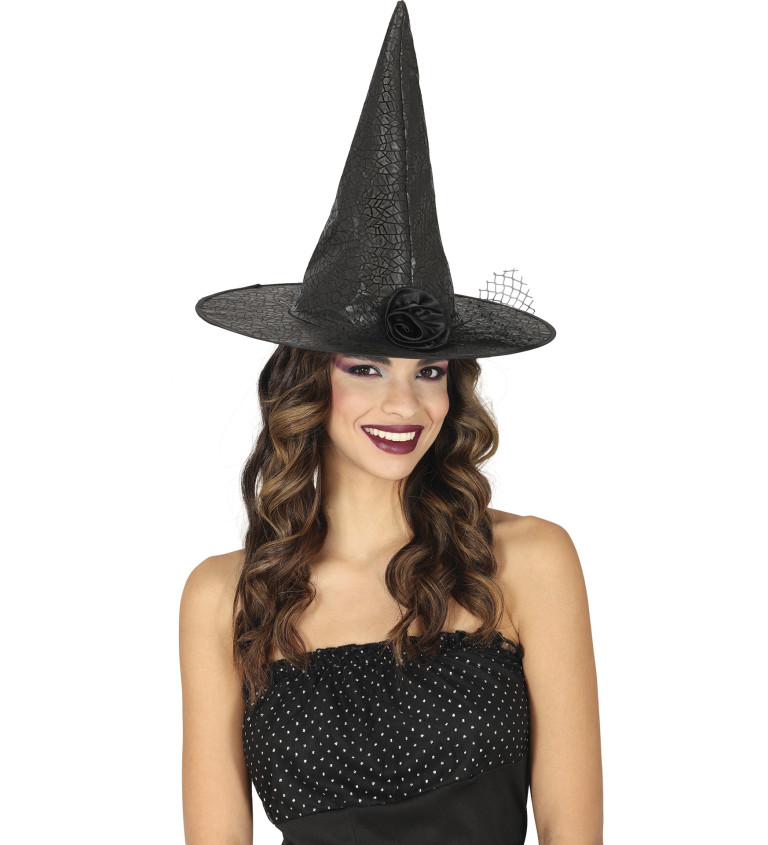 Černý špičatý klobouk