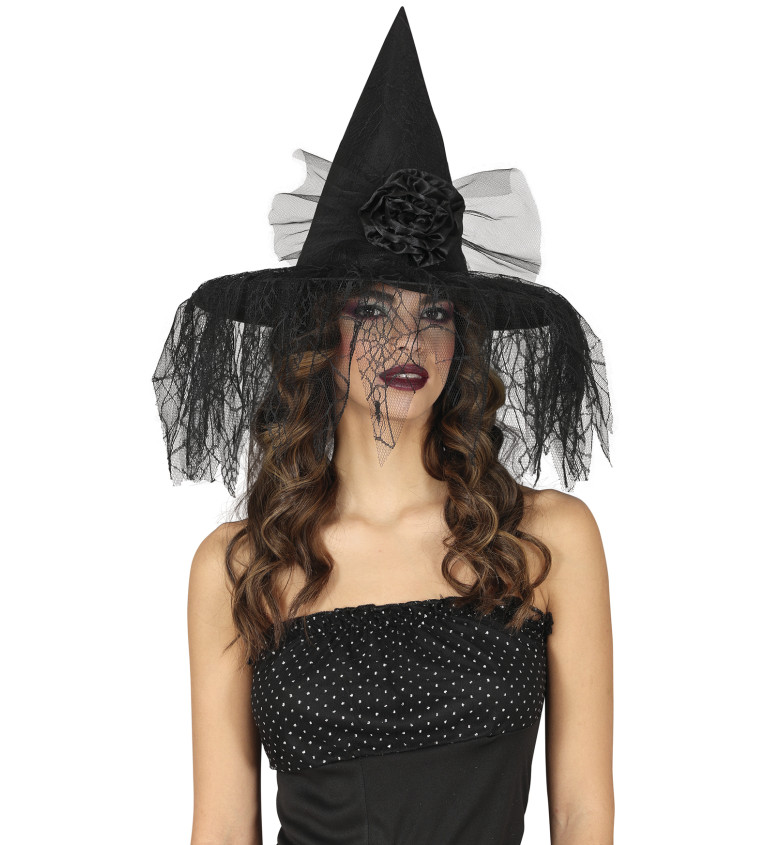 Špičatý klobouk s jemným závojem